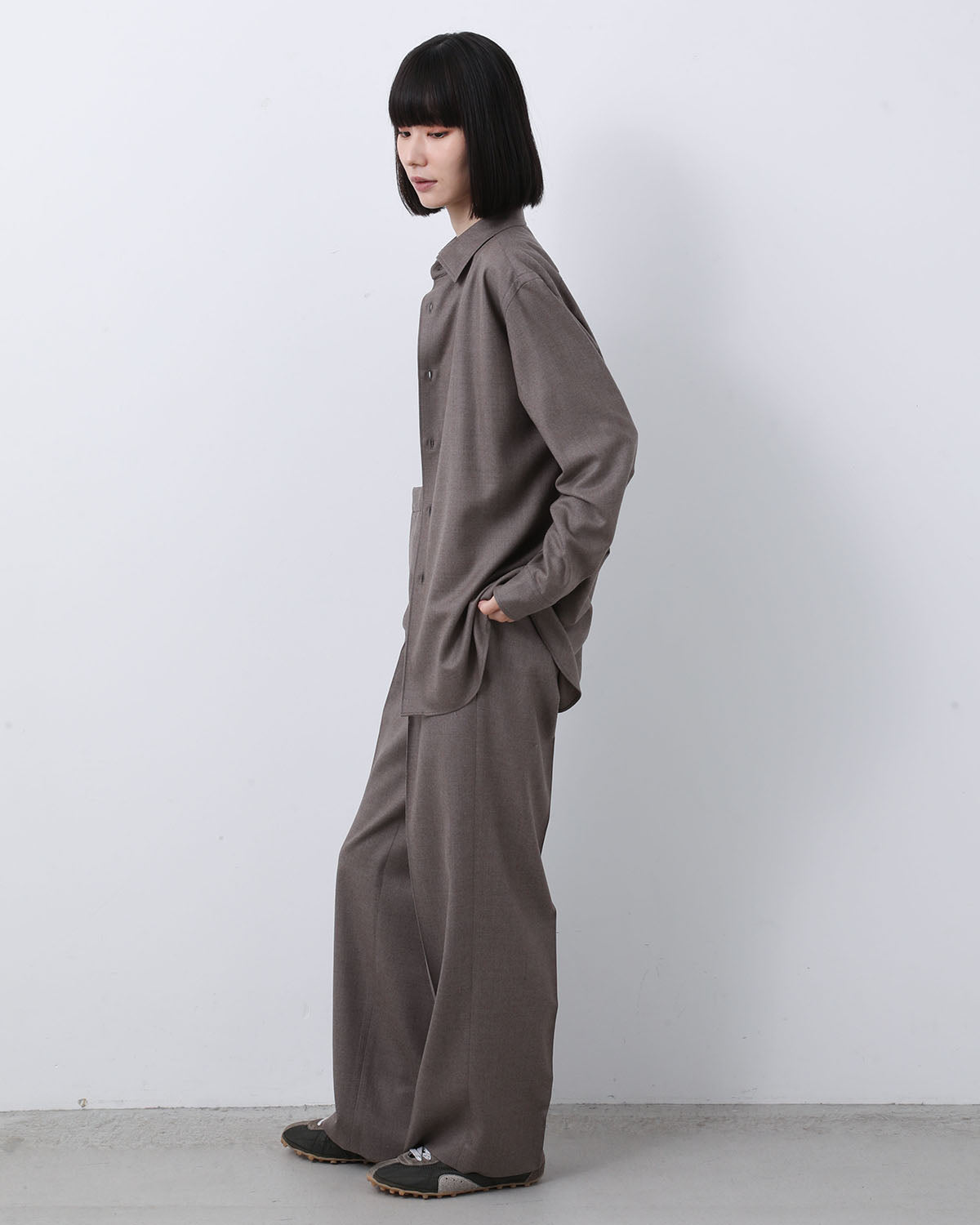 SUPER LIGHT WOOL TWO-TUCK SLACKS (WOMEN'S)