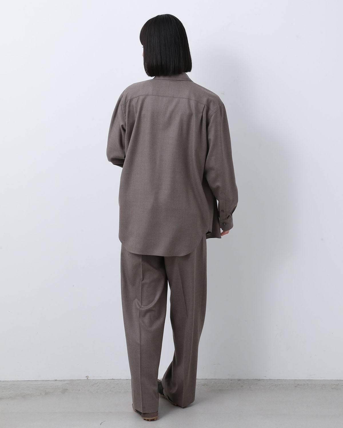 SUPER LIGHT WOOL TWO-TUCK SLACKS (WOMEN'S)