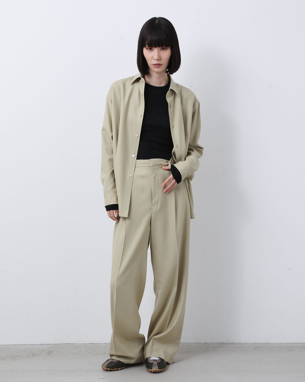 SUPER LIGHT WOOL TWO-TUCK SLACKS (WOMEN'S)