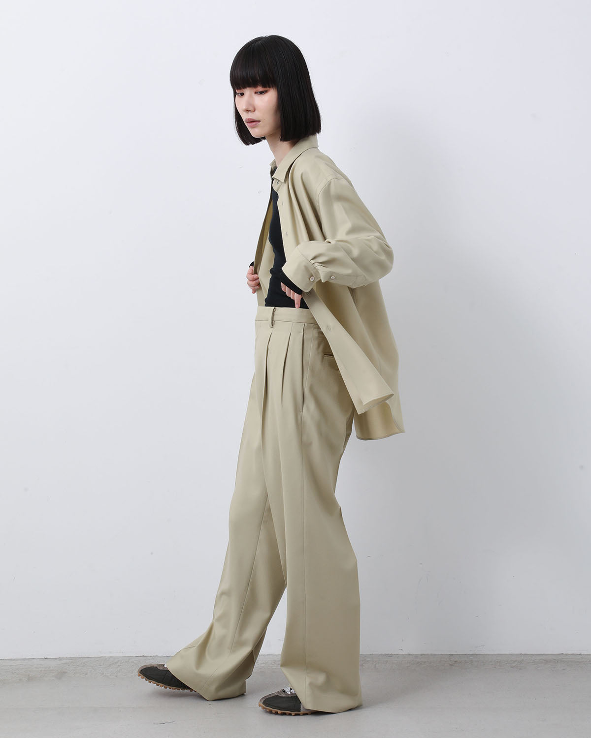 SUPER LIGHT WOOL TWO-TUCK SLACKS (WOMEN'S)