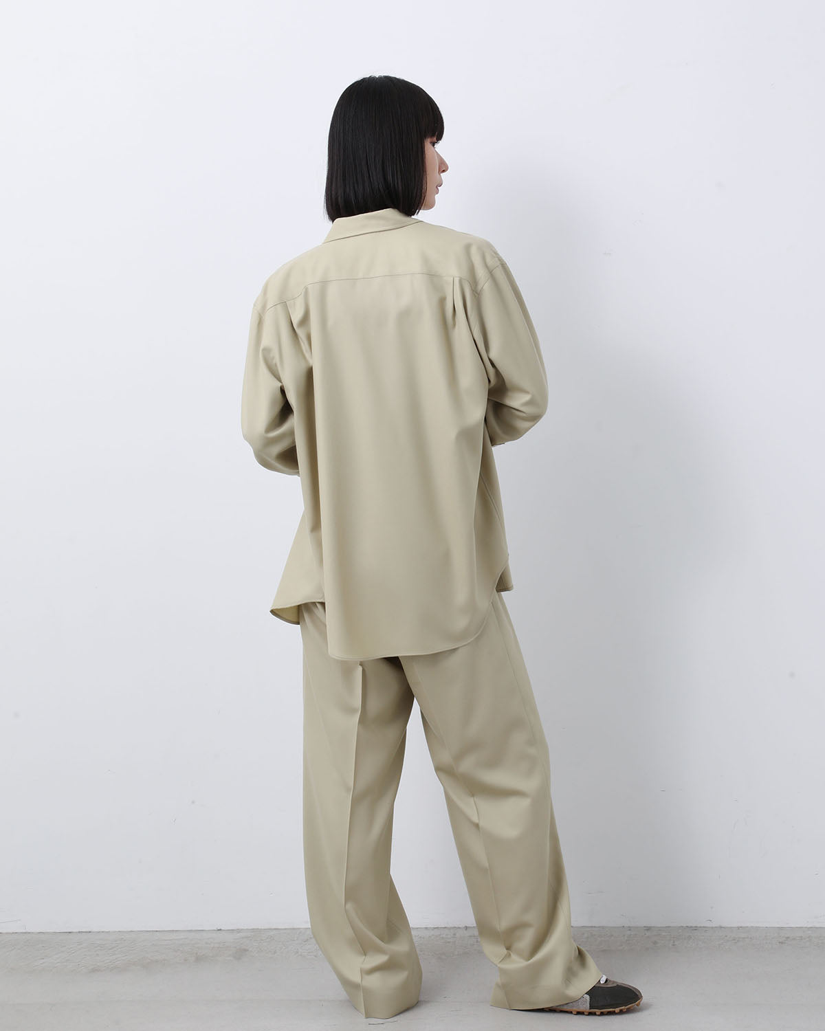 SUPER LIGHT WOOL TWO-TUCK SLACKS (WOMEN'S)