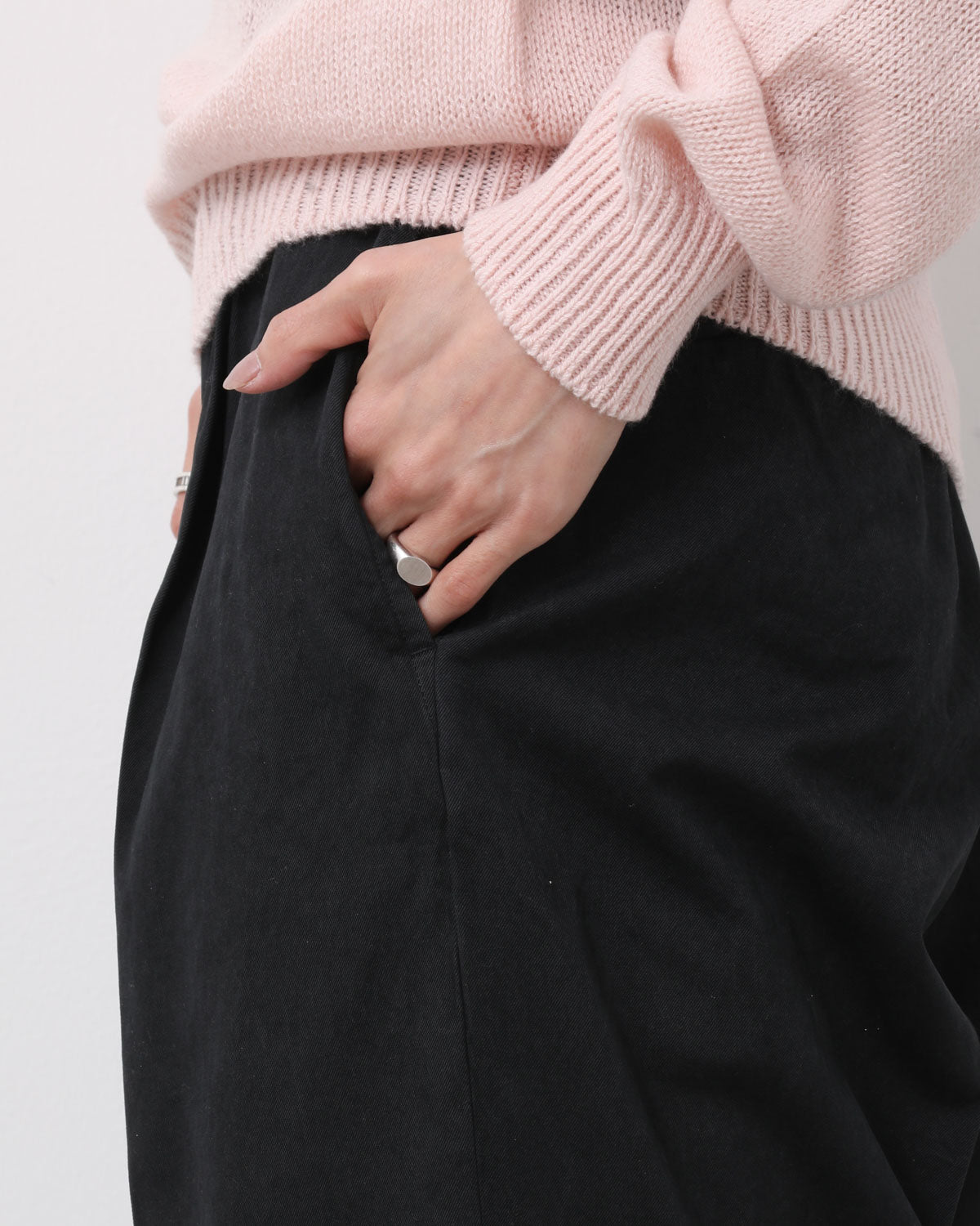 GARMENT-DYED FINX LIGHT CHINO ONE-TUCK WIDE PANTS (WOMEN'S)