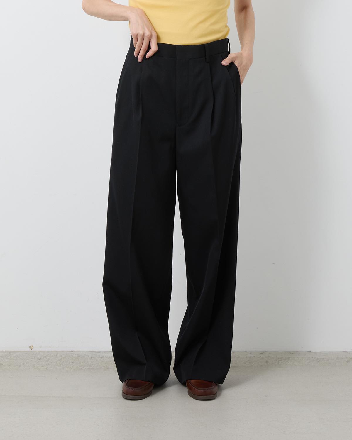 LIGHT WOOL MAX GABARDINE TWO-TUCK SLACKS (WOMEN'S)