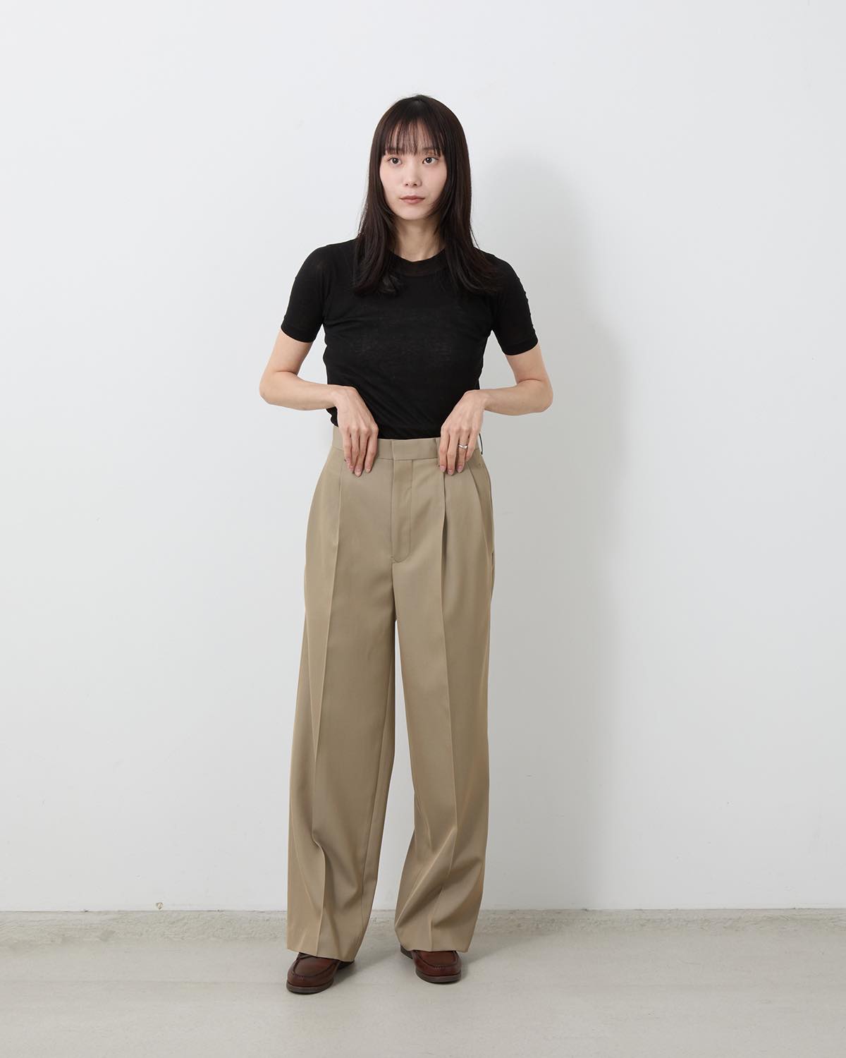 LIGHT WOOL MAX GABARDINE TWO-TUCK SLACKS (WOMEN'S)