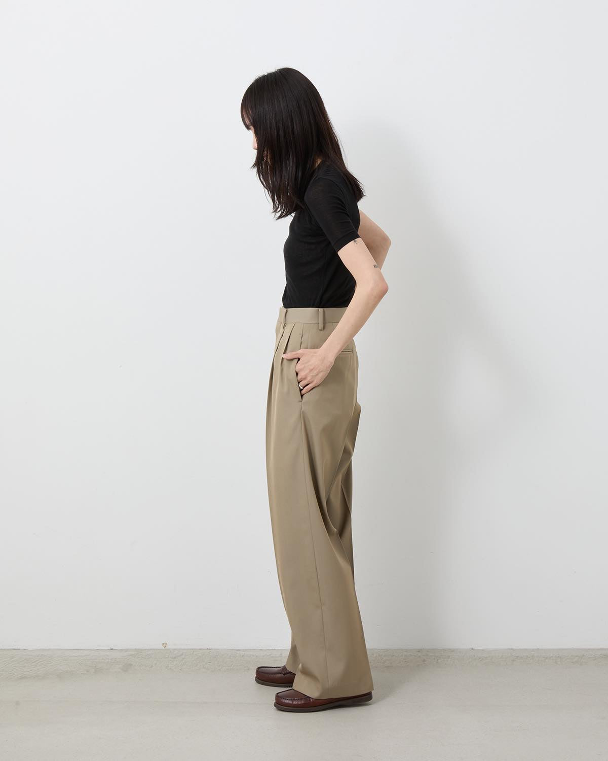 LIGHT WOOL MAX GABARDINE TWO-TUCK SLACKS (WOMEN'S)