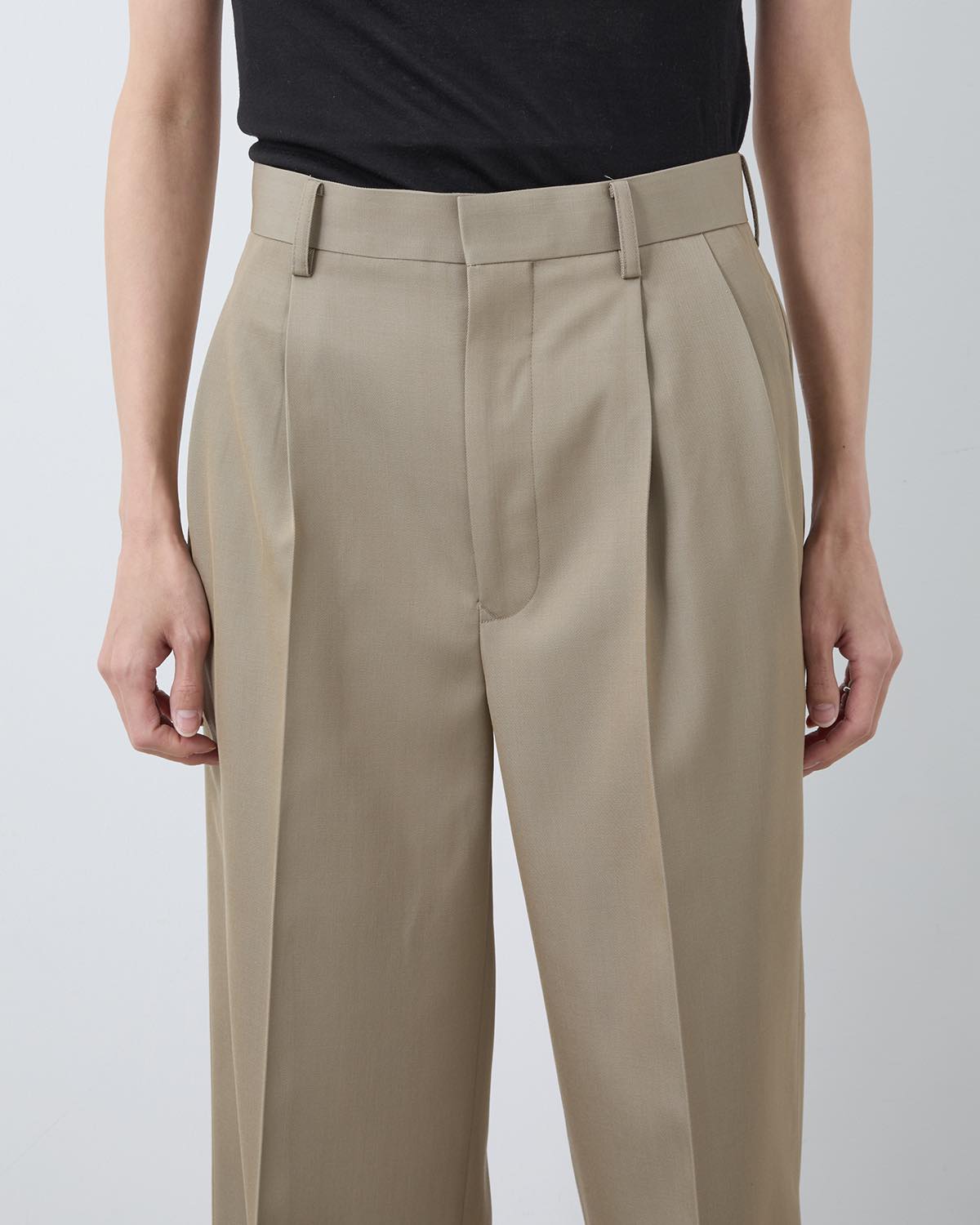 LIGHT WOOL MAX GABARDINE TWO-TUCK SLACKS (WOMEN'S)