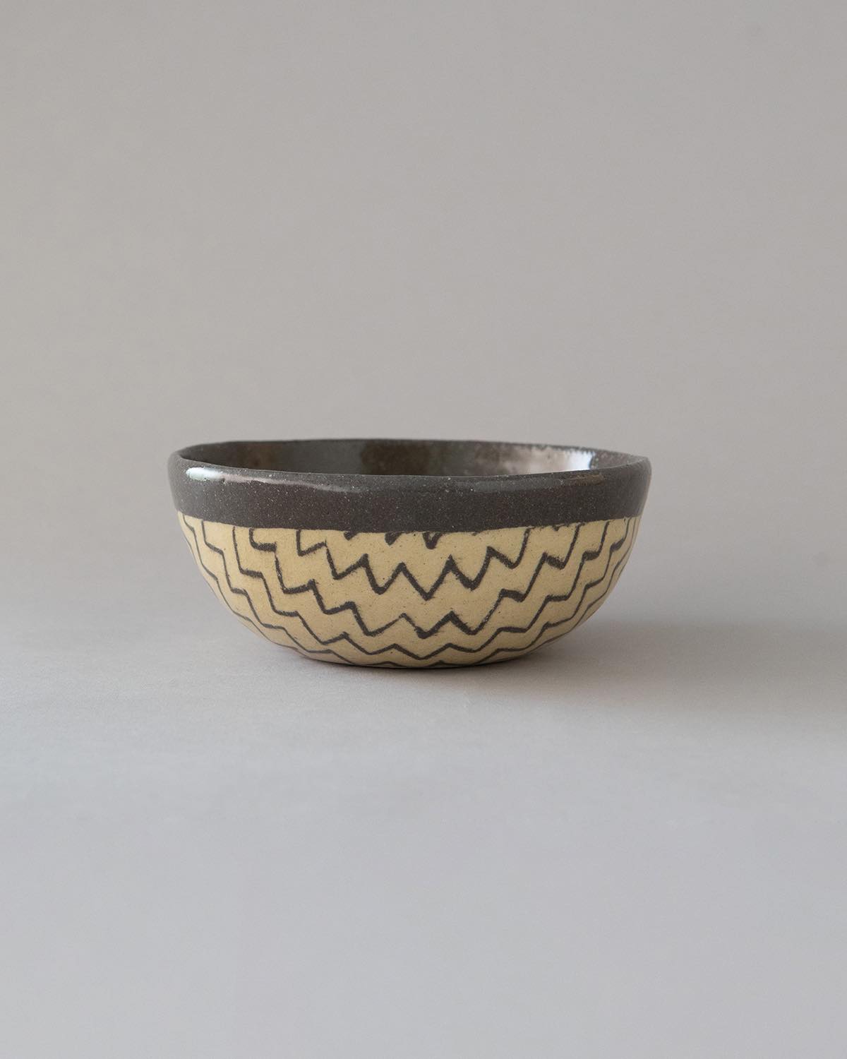 ROUND BOWL - ZIGZAG BLACK