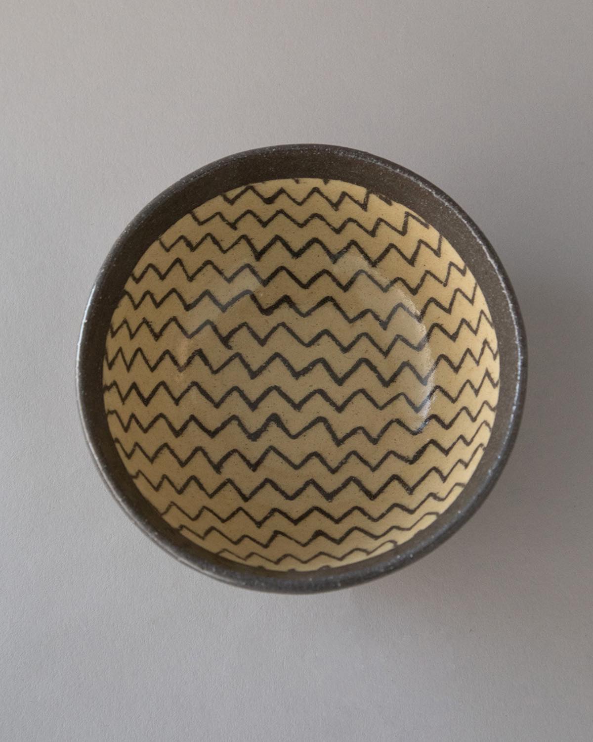 ROUND BOWL - ZIGZAG BLACK