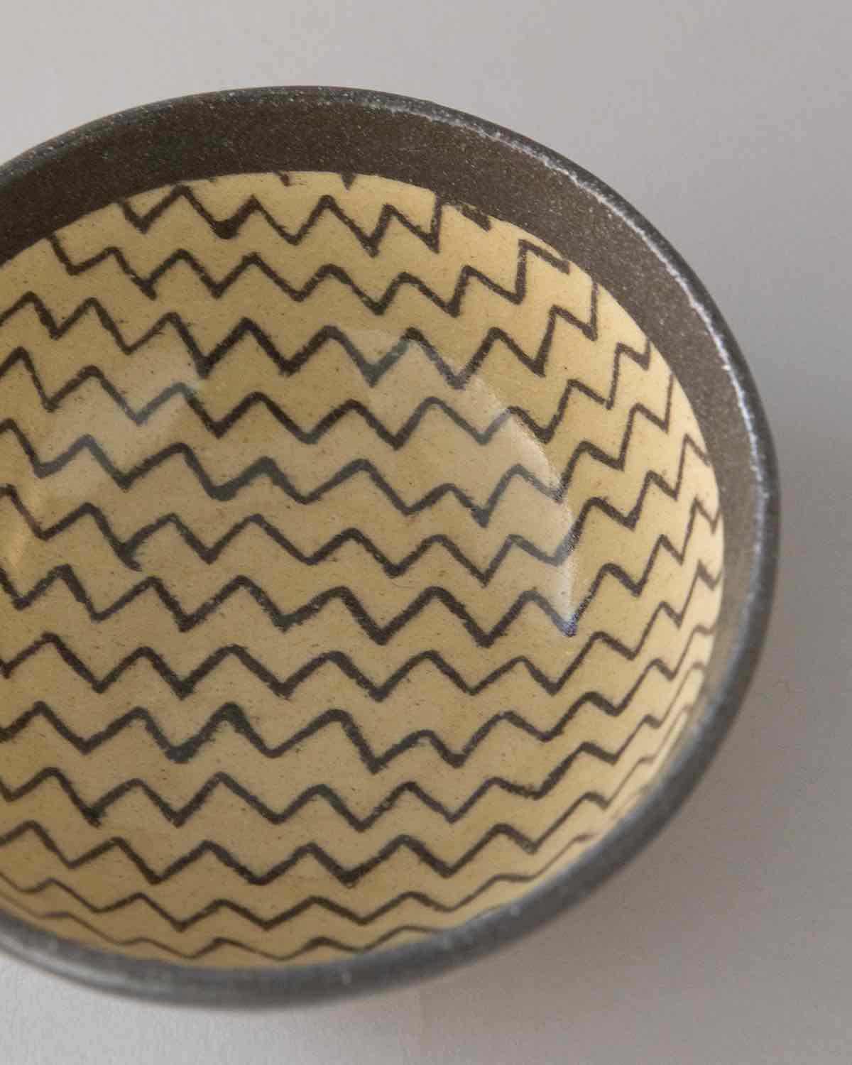 ROUND BOWL - ZIGZAG BLACK