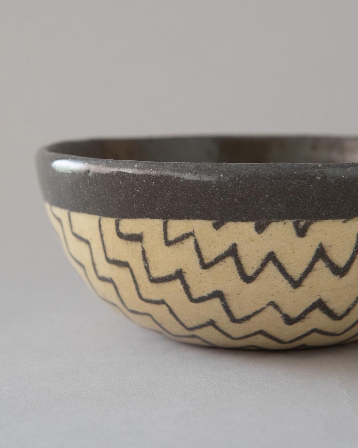 ROUND BOWL - ZIGZAG BLACK