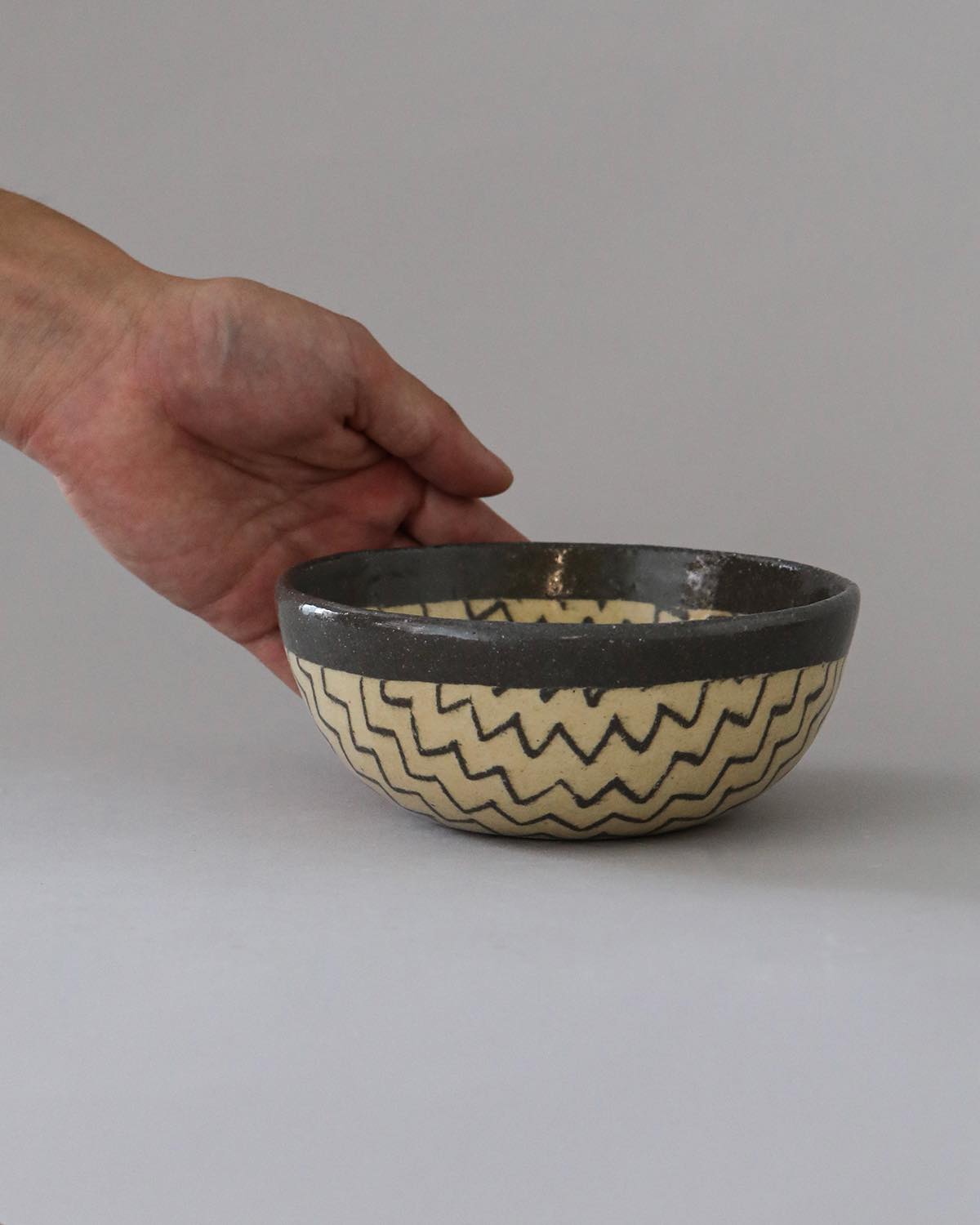 ROUND BOWL - ZIGZAG BLACK