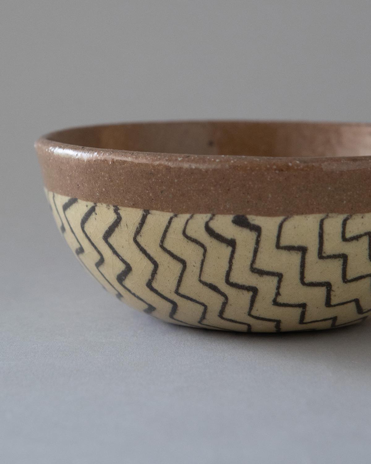 ROUND BOWL - ZIGZAG BROWN