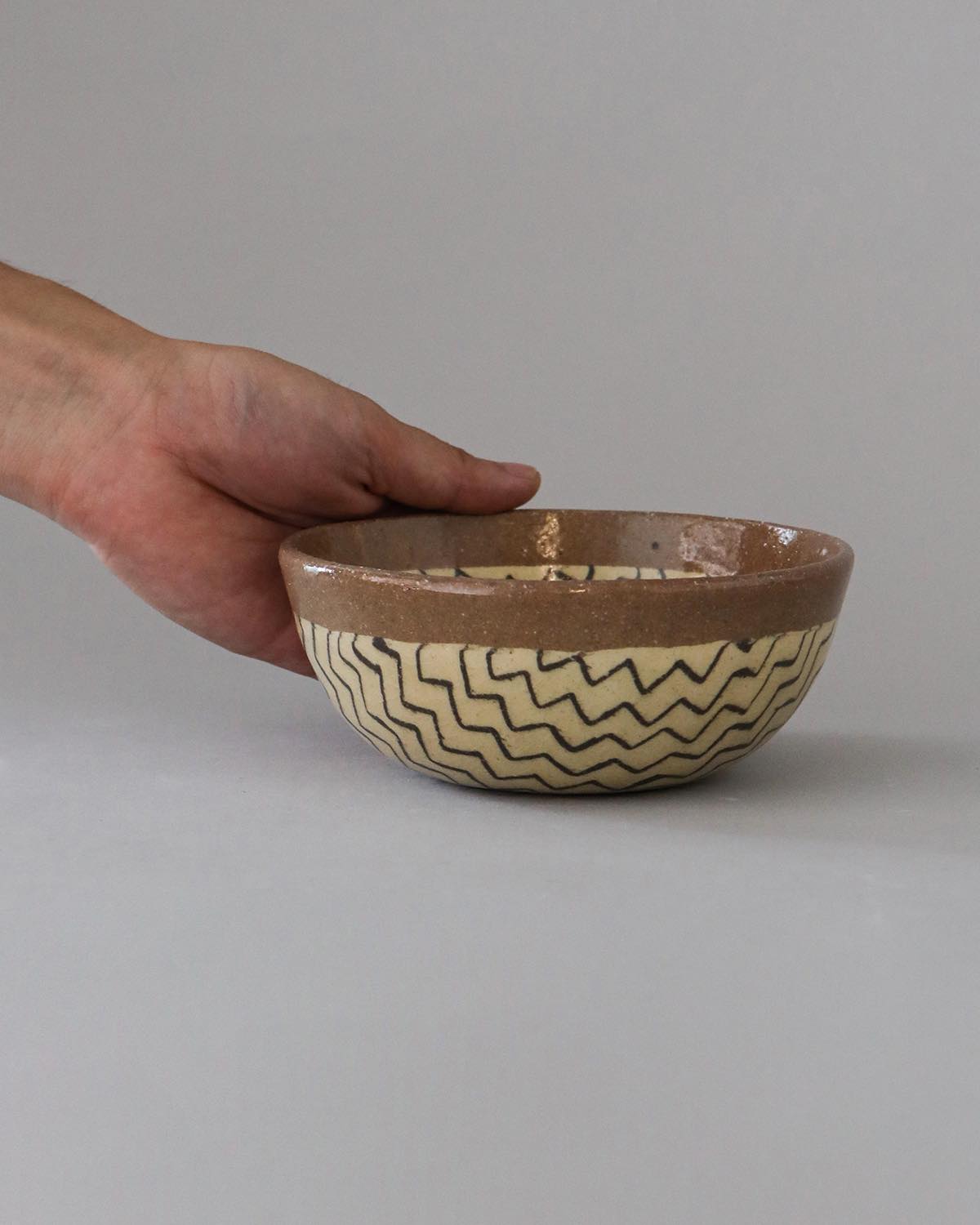 ROUND BOWL - ZIGZAG BROWN