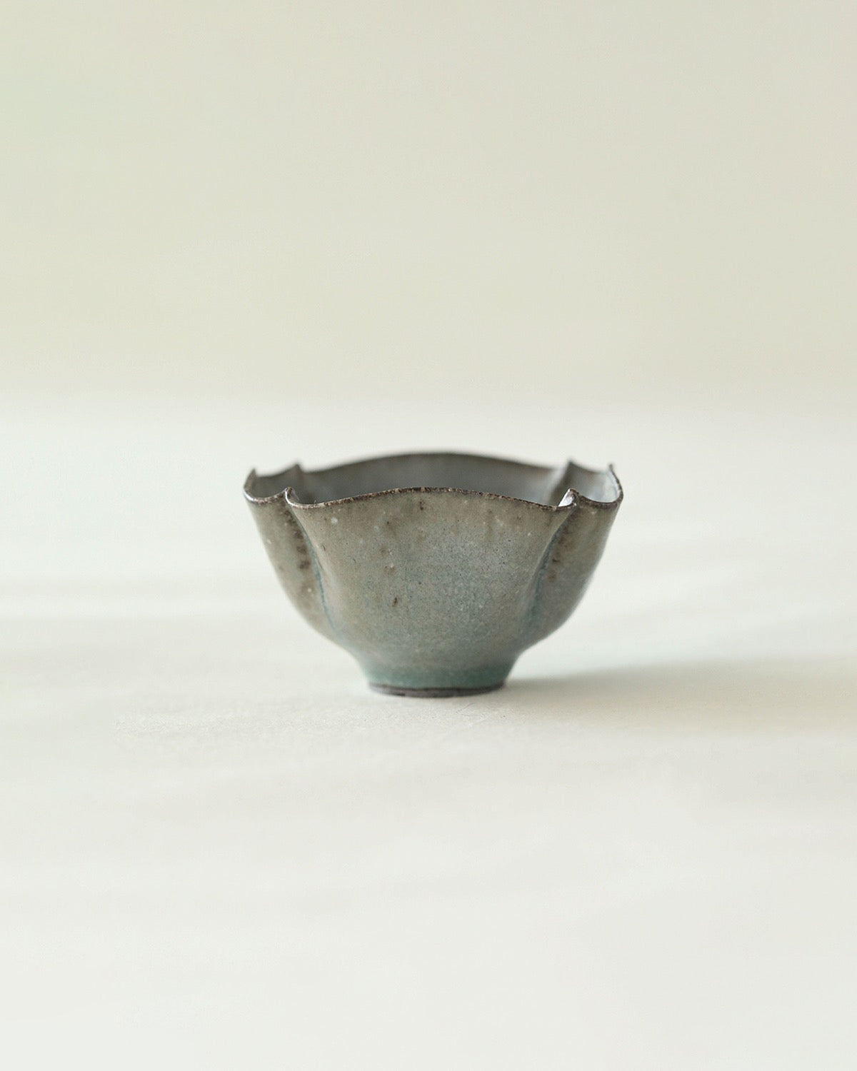 灰釉 4弁豆鉢