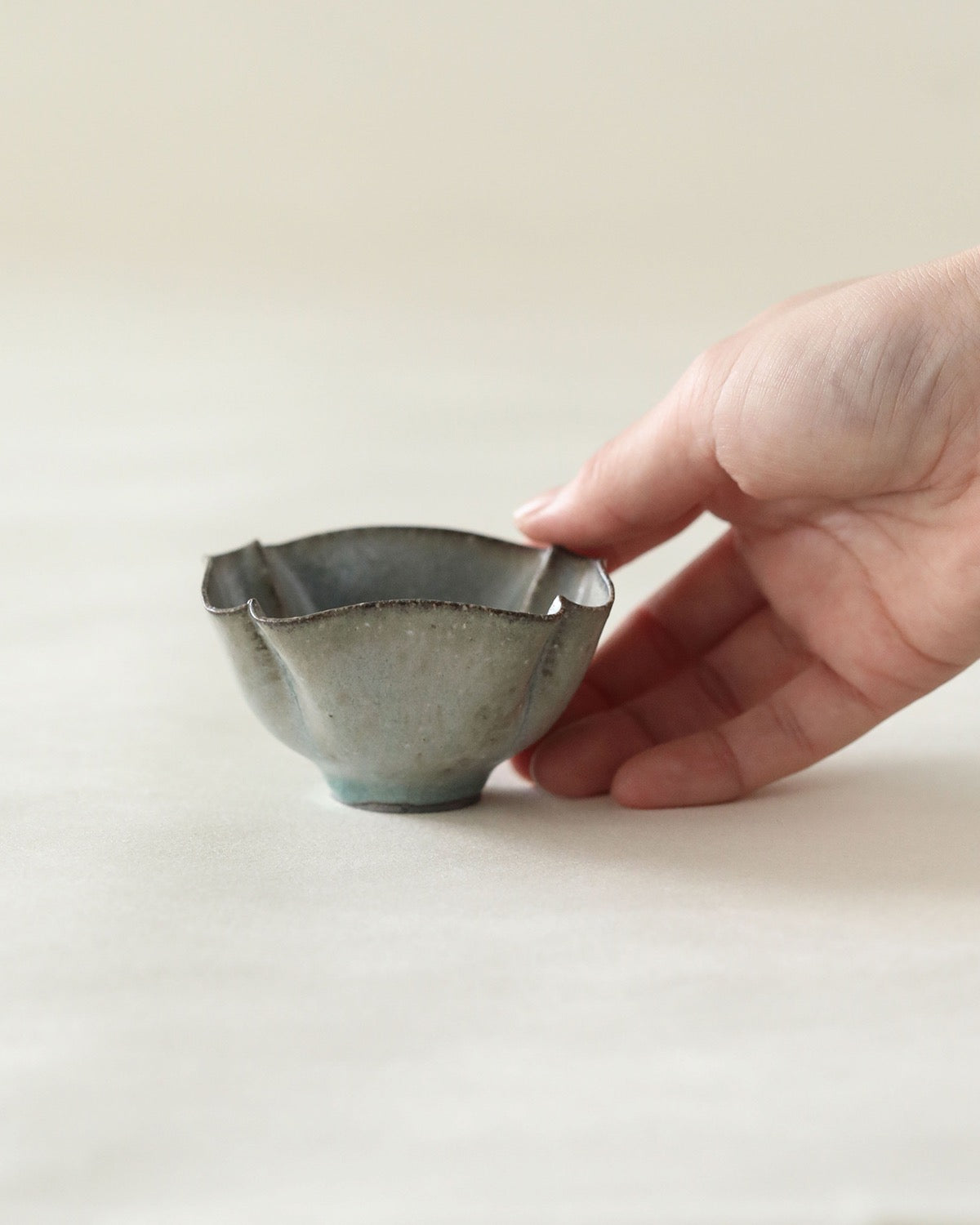 灰釉 4弁豆鉢