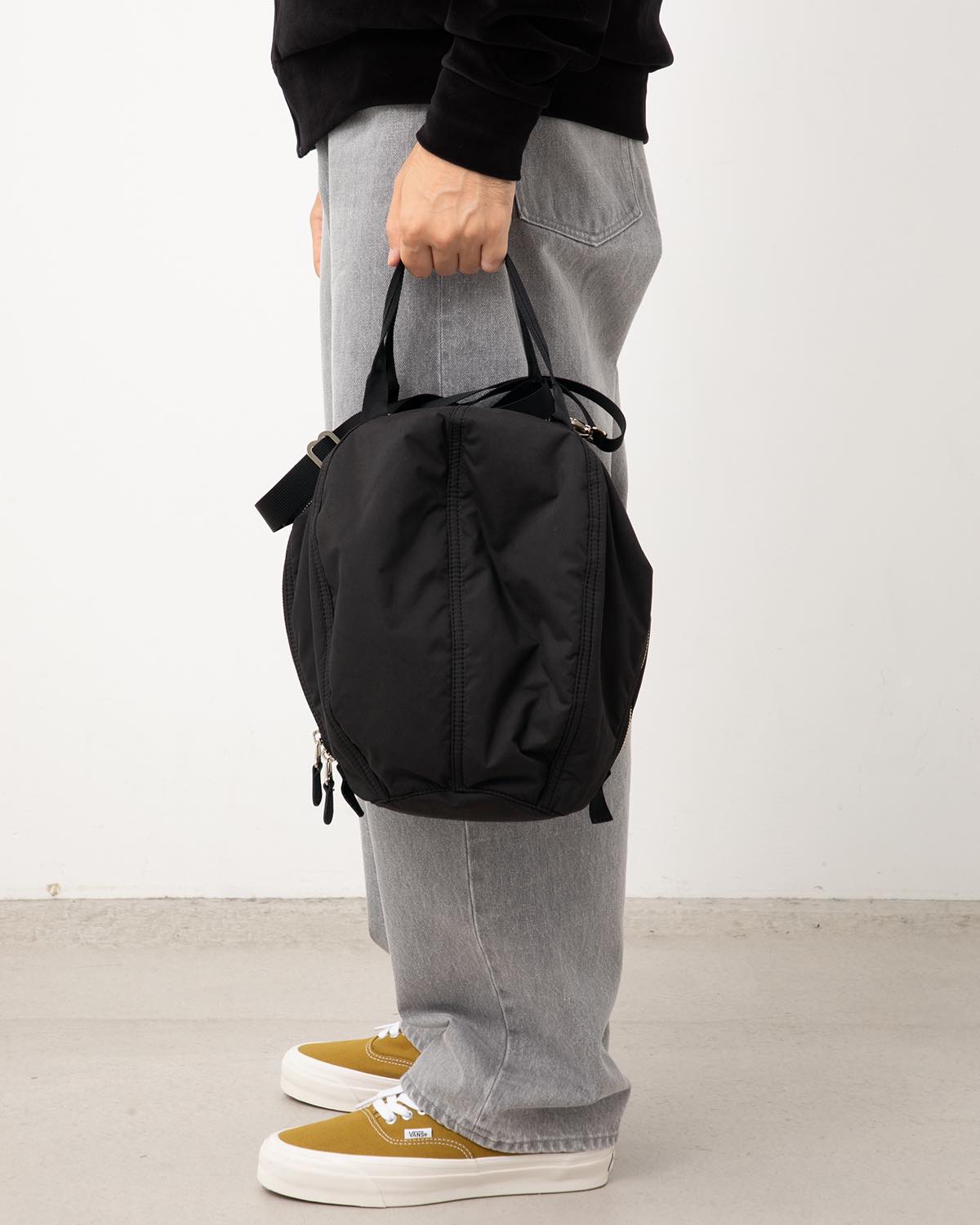 UNLIKELY ”MIL” HELMET BAG ROUND