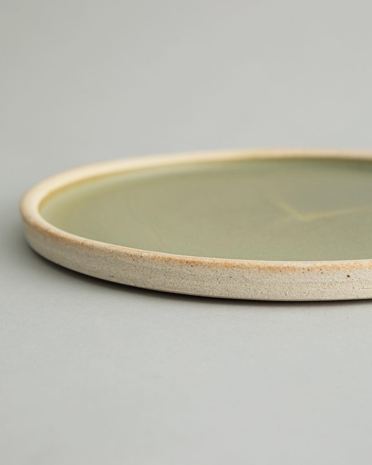 RIMMED PLATE B