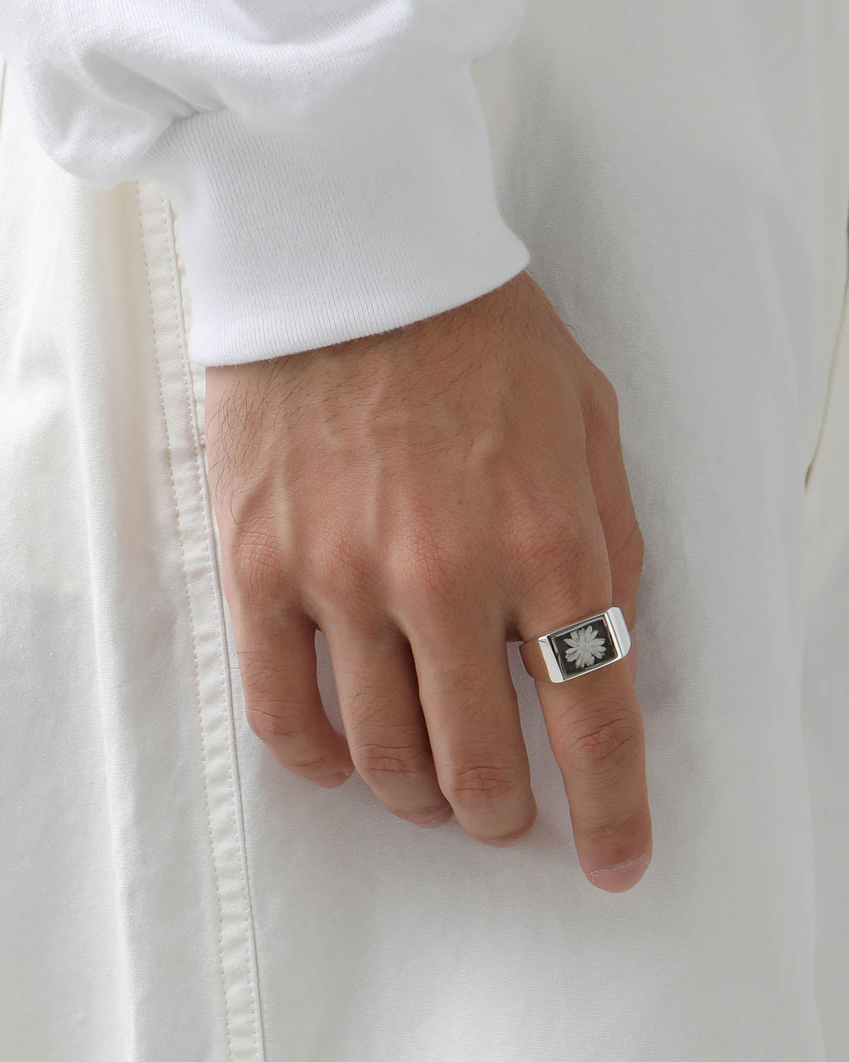 SIGNET WITH GRAY FLOWER RING