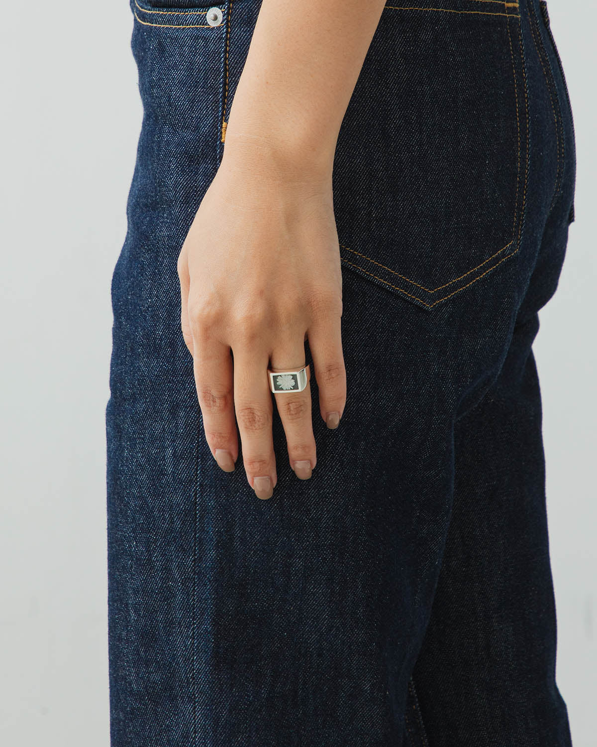 SIGNET WITH GRAY FLOWER RING (WOMEN'S)