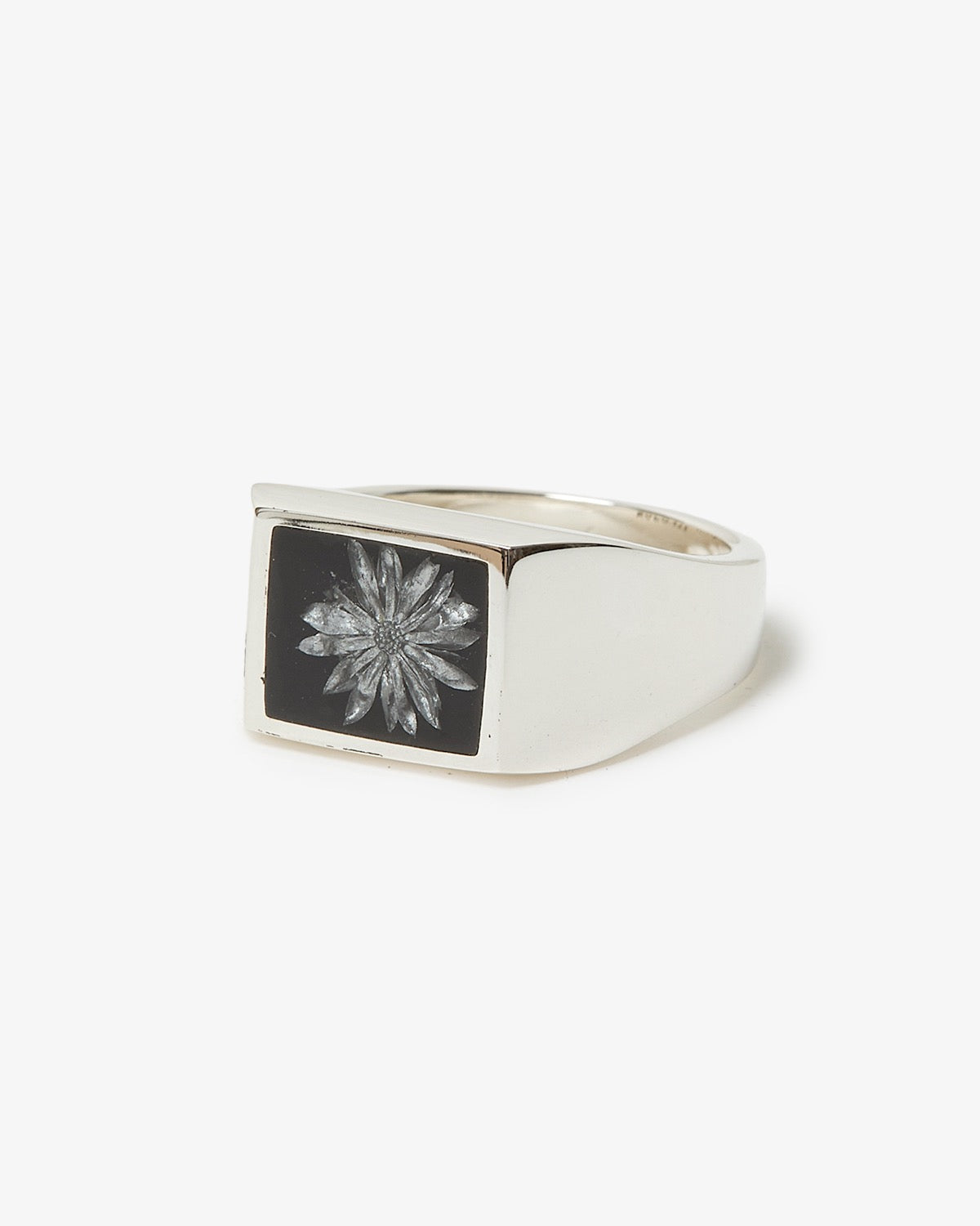SIGNET RING WITH STEEL GRAY FLOWER