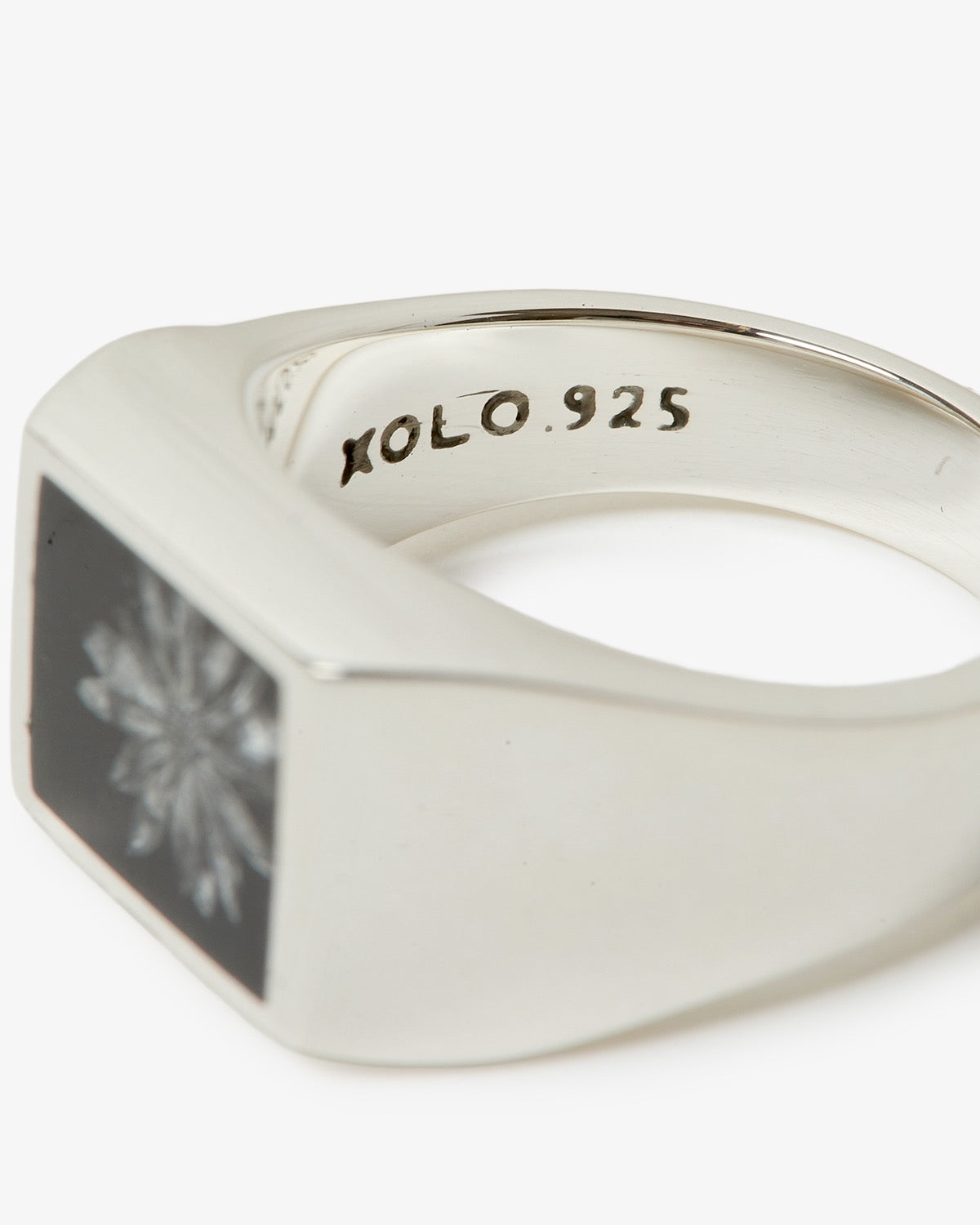 SIGNET RING WITH STEEL GRAY FLOWER