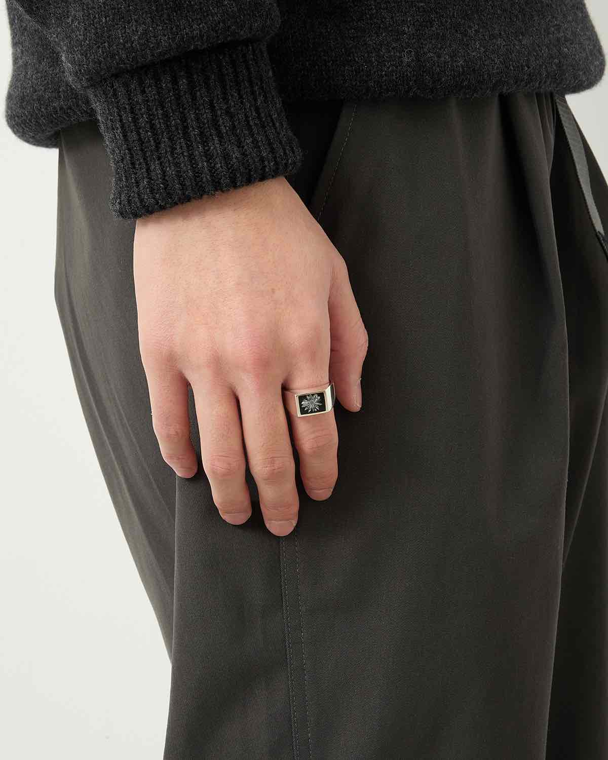 SIGNET RING WITH STEEL GRAY FLOWER