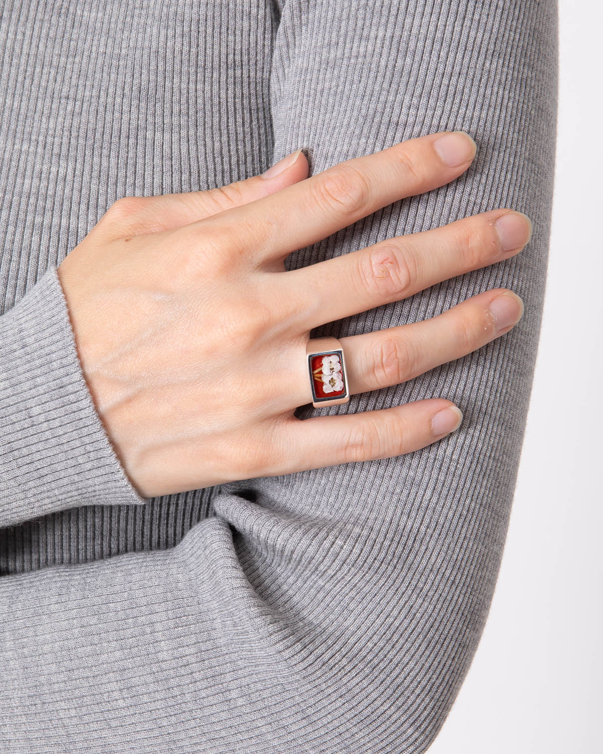 SIGNET RING WITH FLOWER / RED (WOMEN'S)